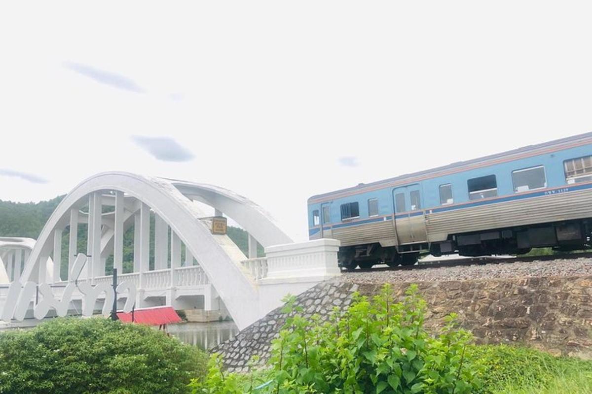 桥边轨道上的火车