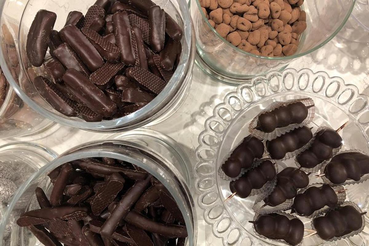 tres bols de xocolata i cacauets sobre una taula