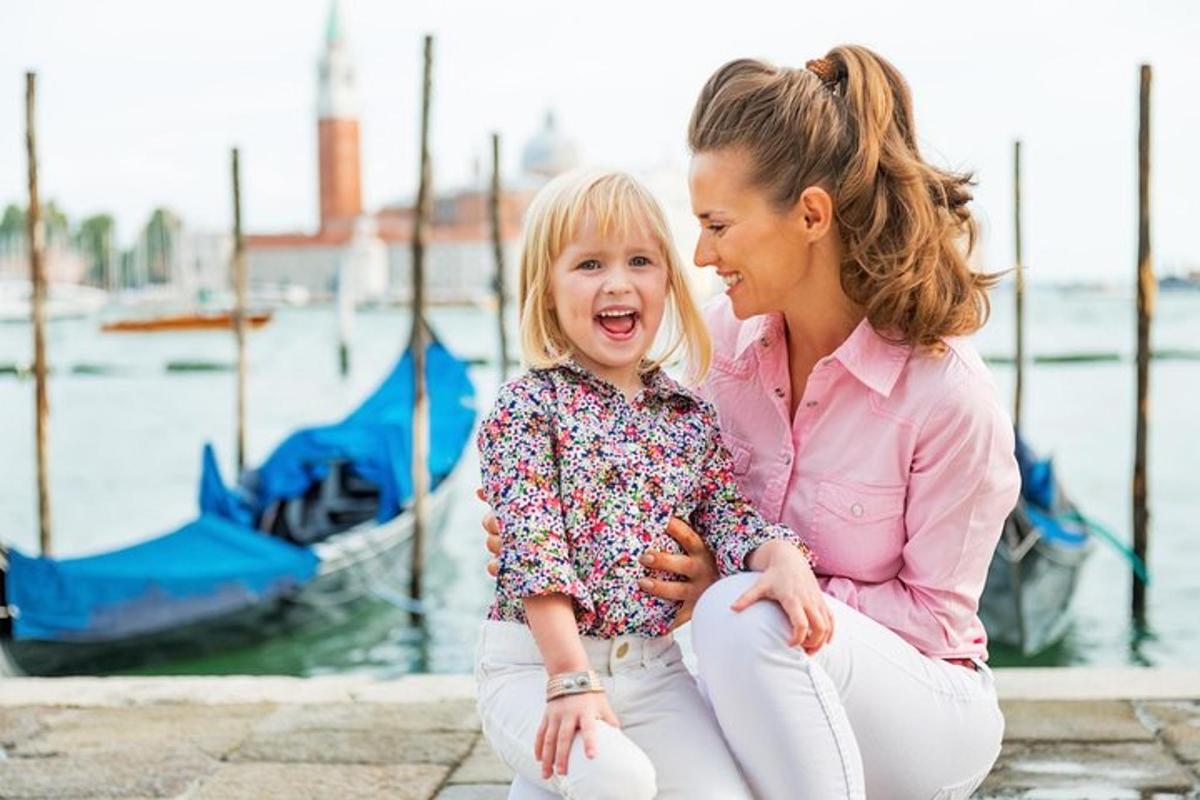 naine ja väike tüdruk istuvad paadi kõrval