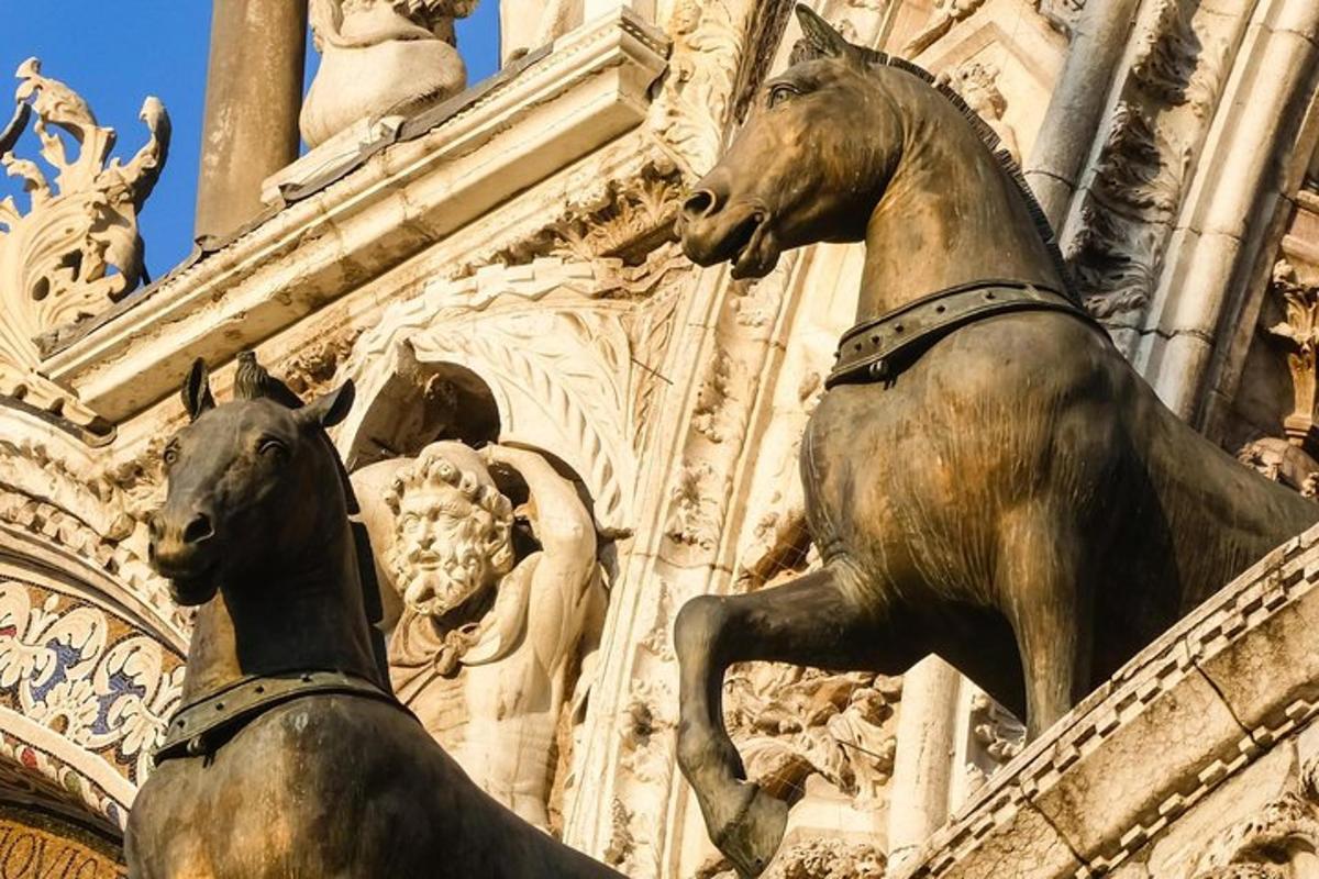 una statua di due cavalli sul lato di un edificio
