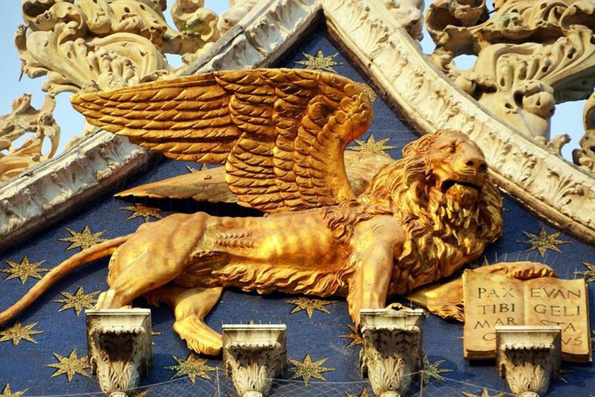 un lleó daurat al costat d'un edifici