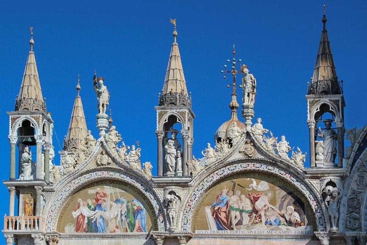 un edifici amb estàtues a la part superior