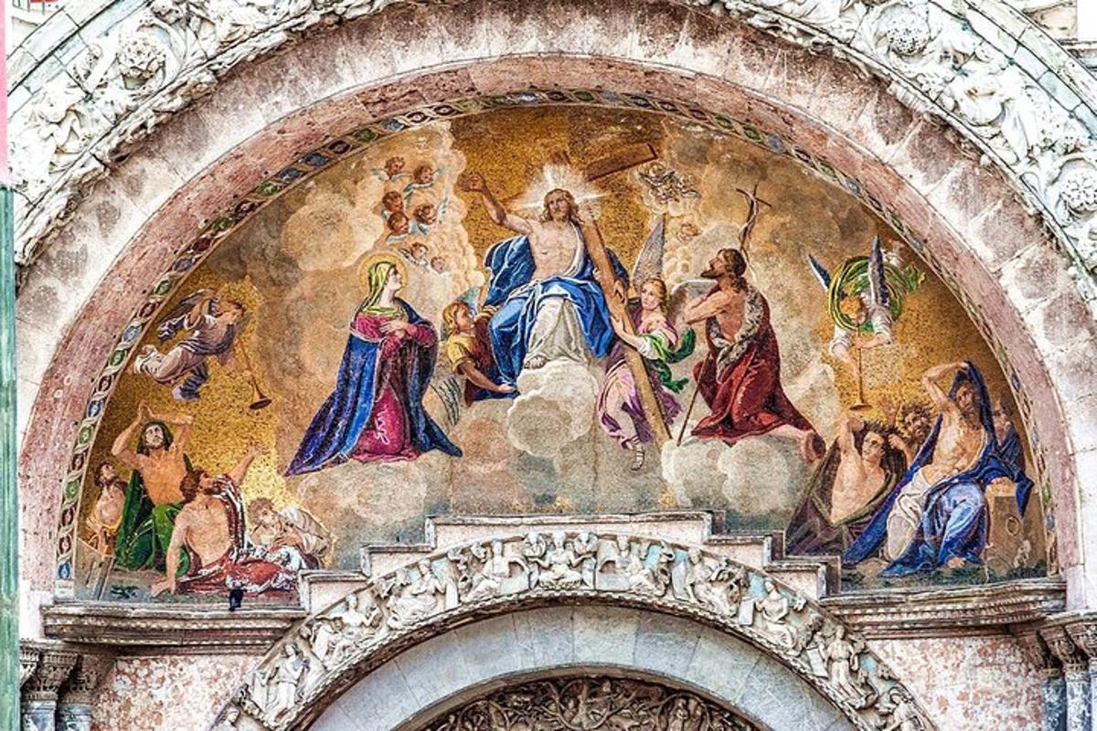 un murale sul lato di un edificio con un dipinto