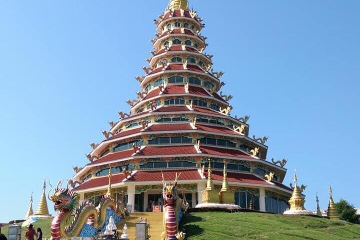 un grande edificio a pagoda in cima a una collina