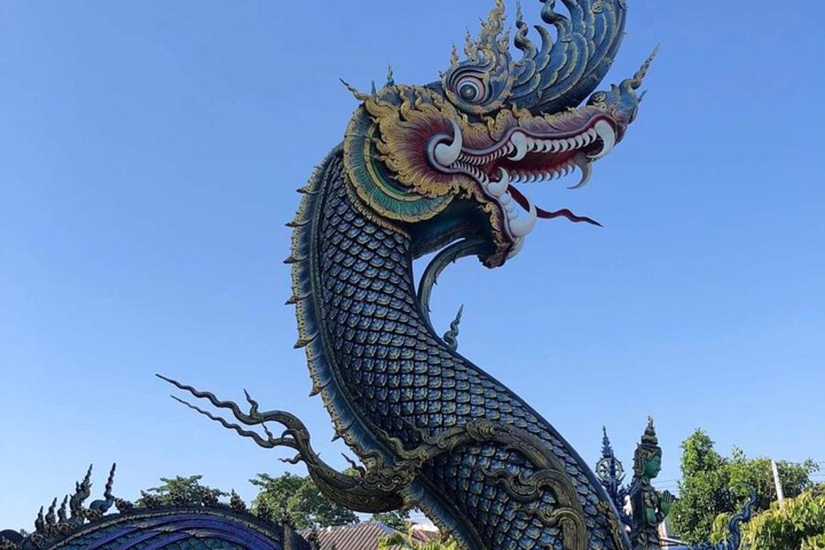 una statua di un drago in cima a un edificio