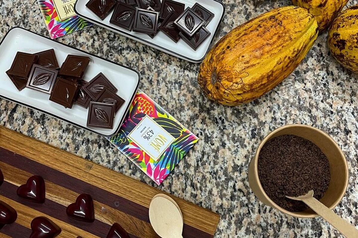 et bord med en tallerken chokolade og en banan