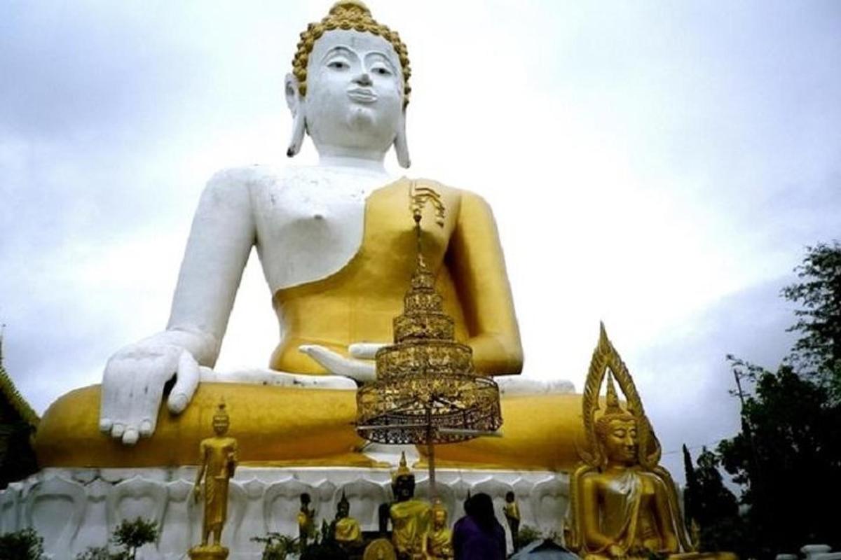 una grande statua dorata di un buddha