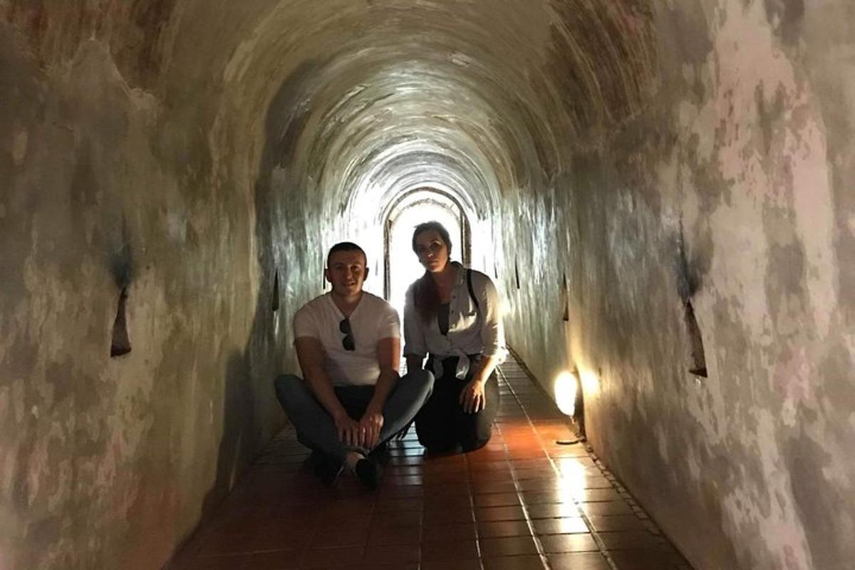 due persone sono sedute in un tunnel
