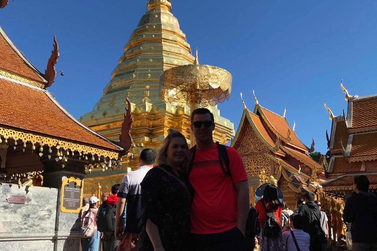 un uomo e una donna in piedi davanti a una pagoda