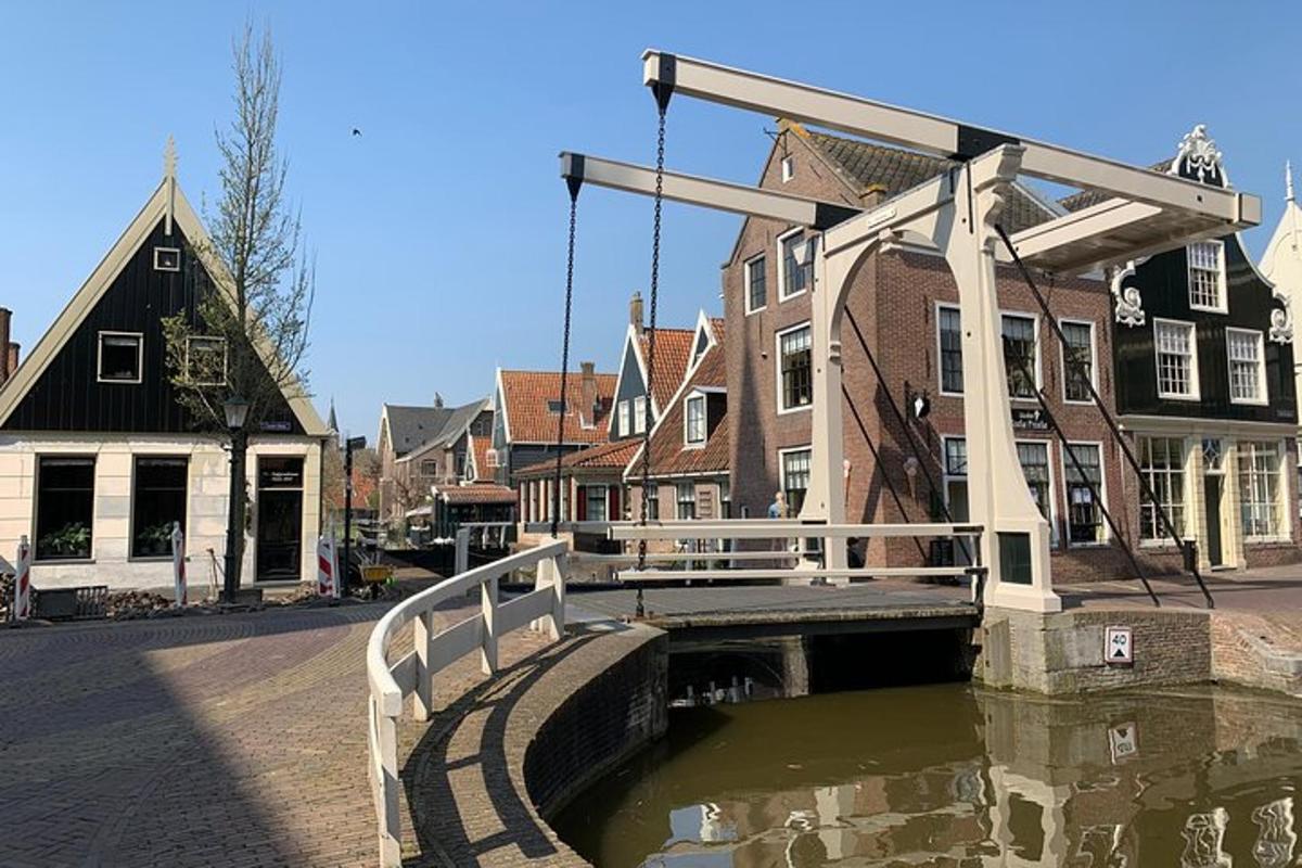 Un puente sobre un canal en un pueblo con casas.
