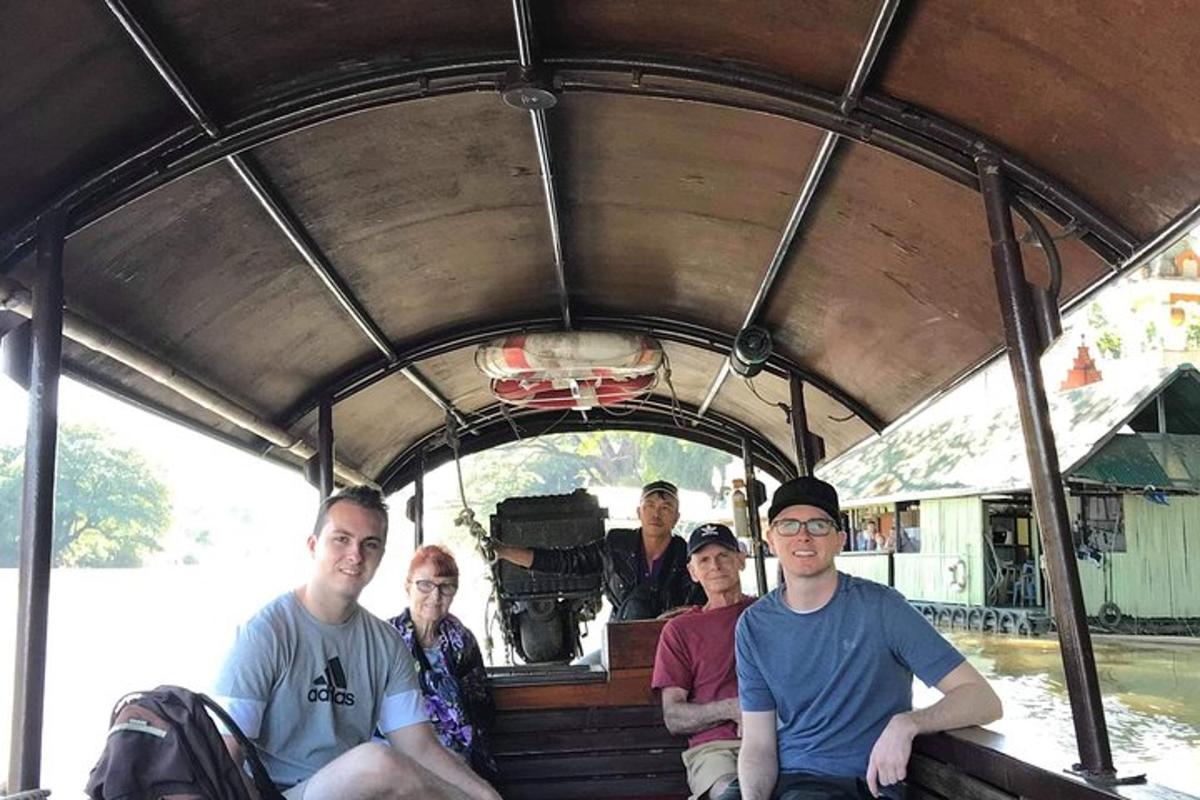 en gruppe mennesker sidder bag i en bus