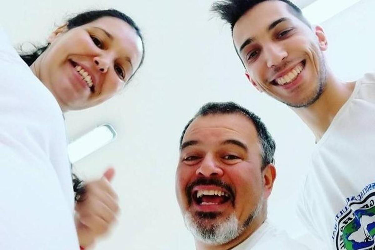 muž a žena pózují pro fotografii