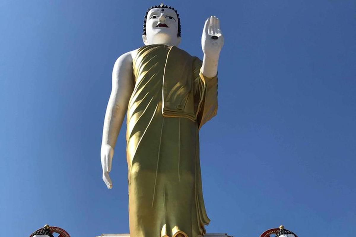 una estatua de un hombre con un vestido verde