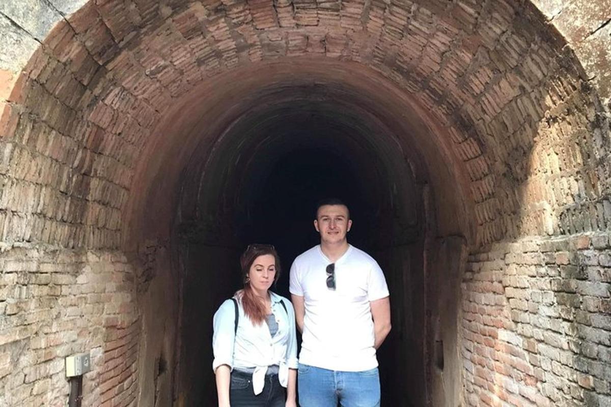 un uomo e una donna in piedi in un tunnel