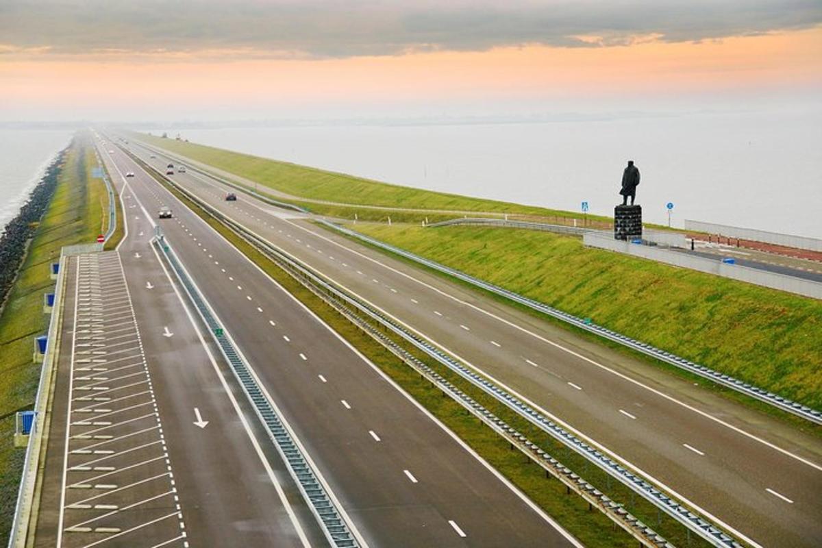Una vista aérea de una carretera con una estatua en ella.