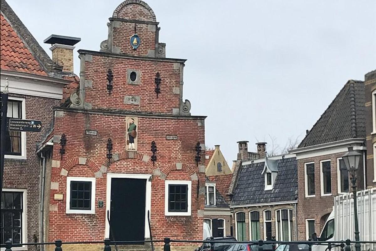 Un antiguo edificio de ladrillo con una torre de reloj.