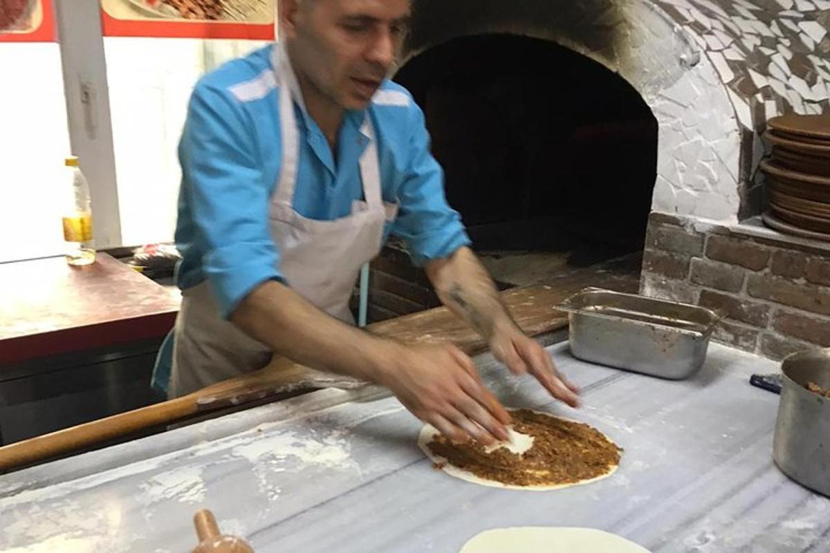 muž peče pizzu v peci
