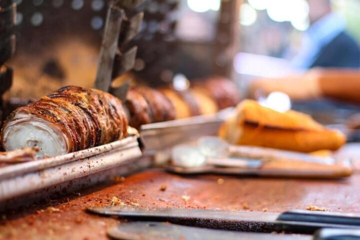 un gros plan d'une table avec de la nourriture