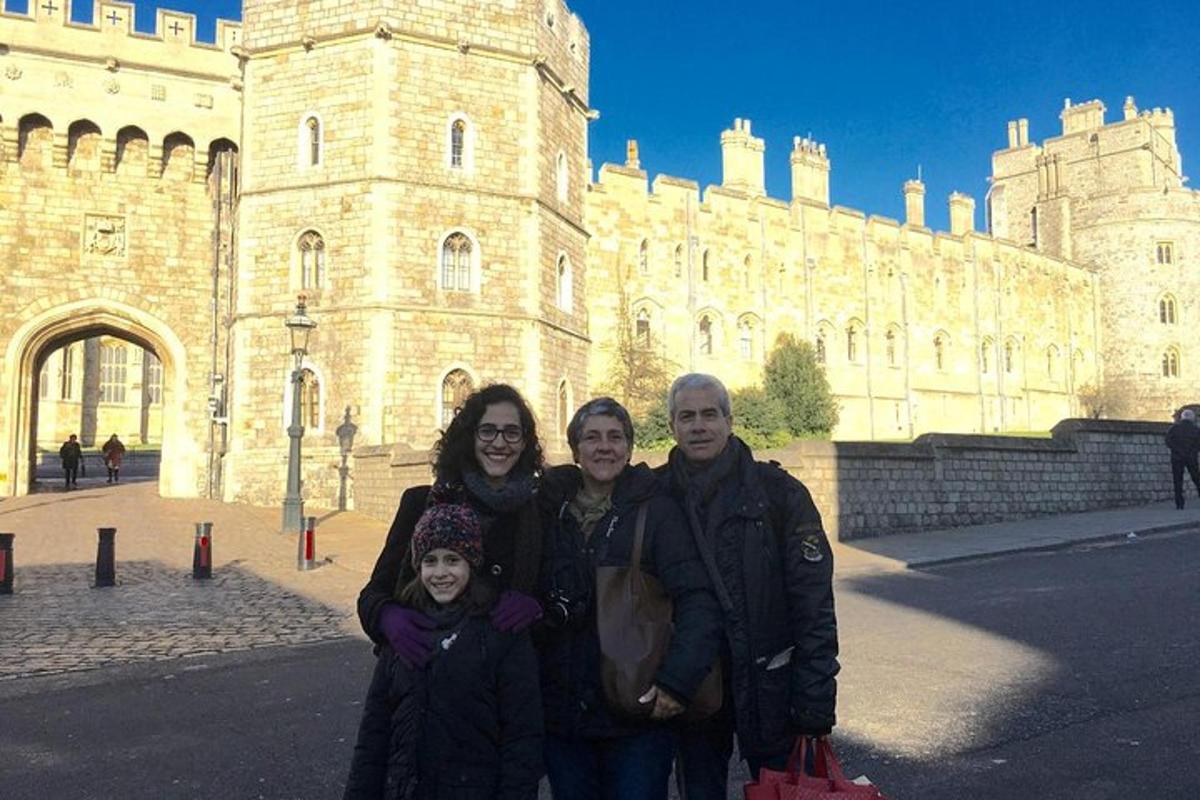 en familie poserer foran et slot