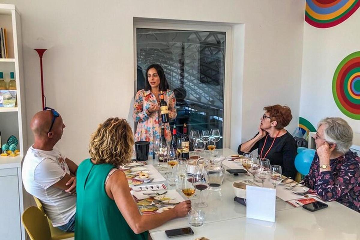 un gruppo di persone sedute attorno a un tavolo