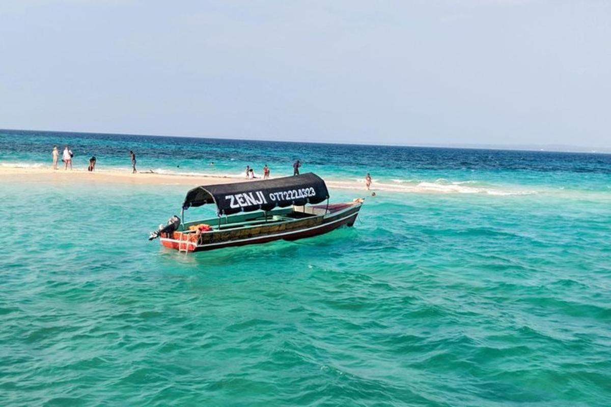 majhen čoln v vodi na plaži
