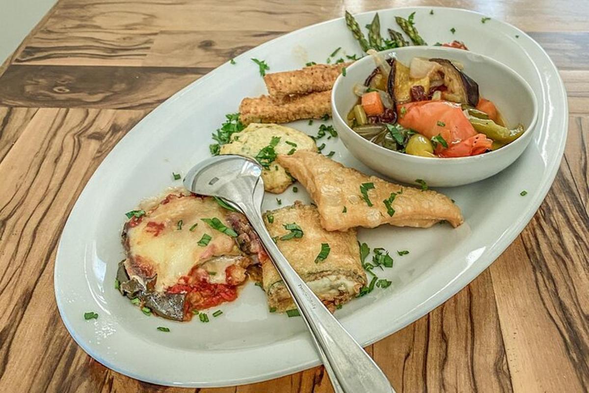 un piatto di cibo su un tavolo con una ciotola di cibo