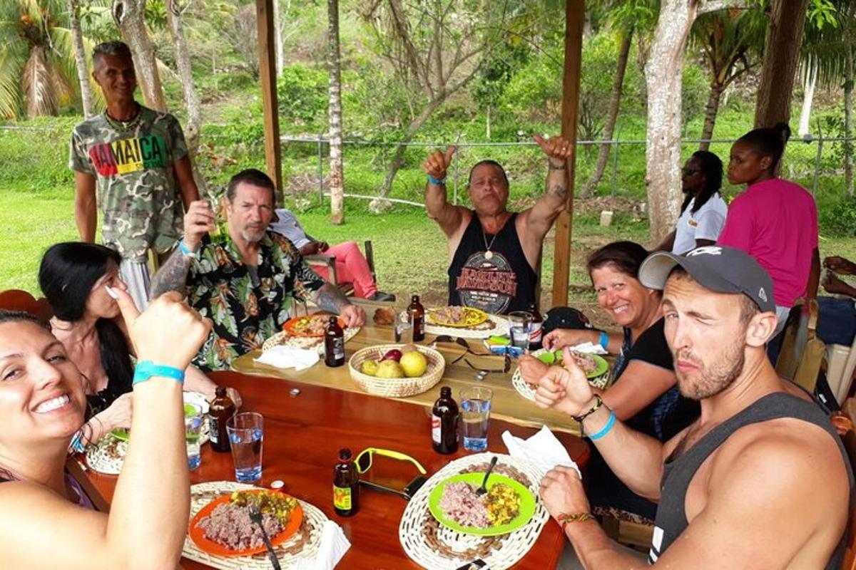 Un grupo de personas sentadas alrededor de una mesa comiendo comida