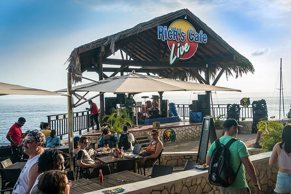 un gruppo di persone sedute fuori da un ristorante
