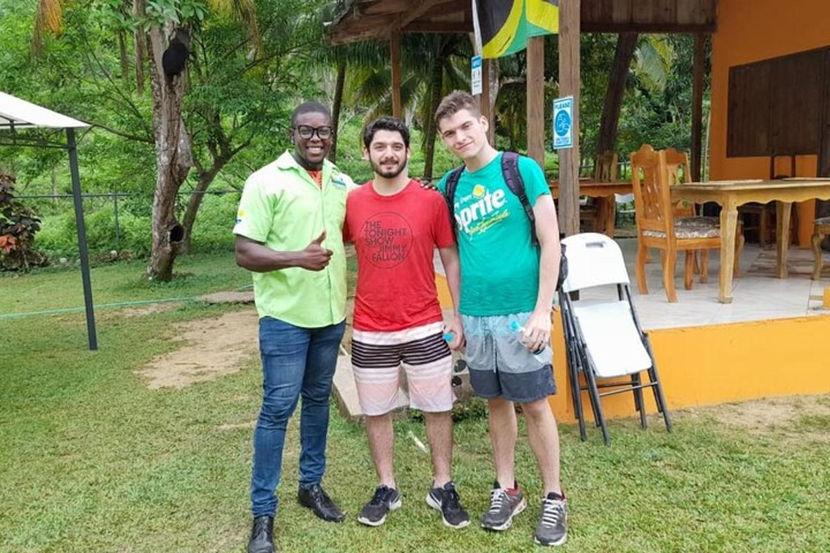 Un grupo de tres hombres parados uno al lado del otro