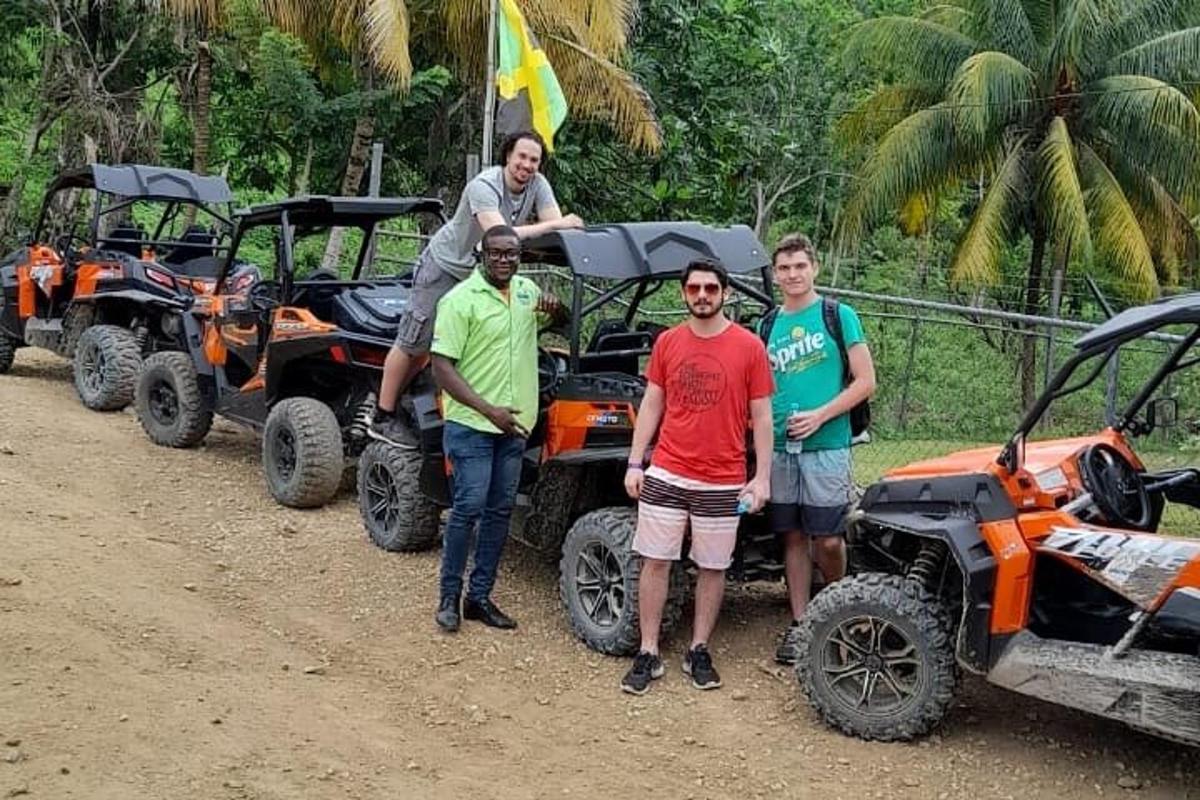 un groupe d'hommes debout devant quatre VTT