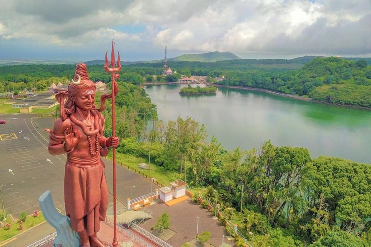 uma estátua de uma mulher segurando uma bandeira no topo de um rio