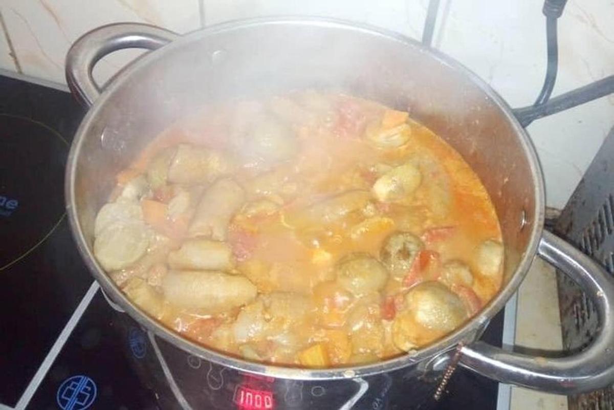 pottur fullur af mat á helluborði