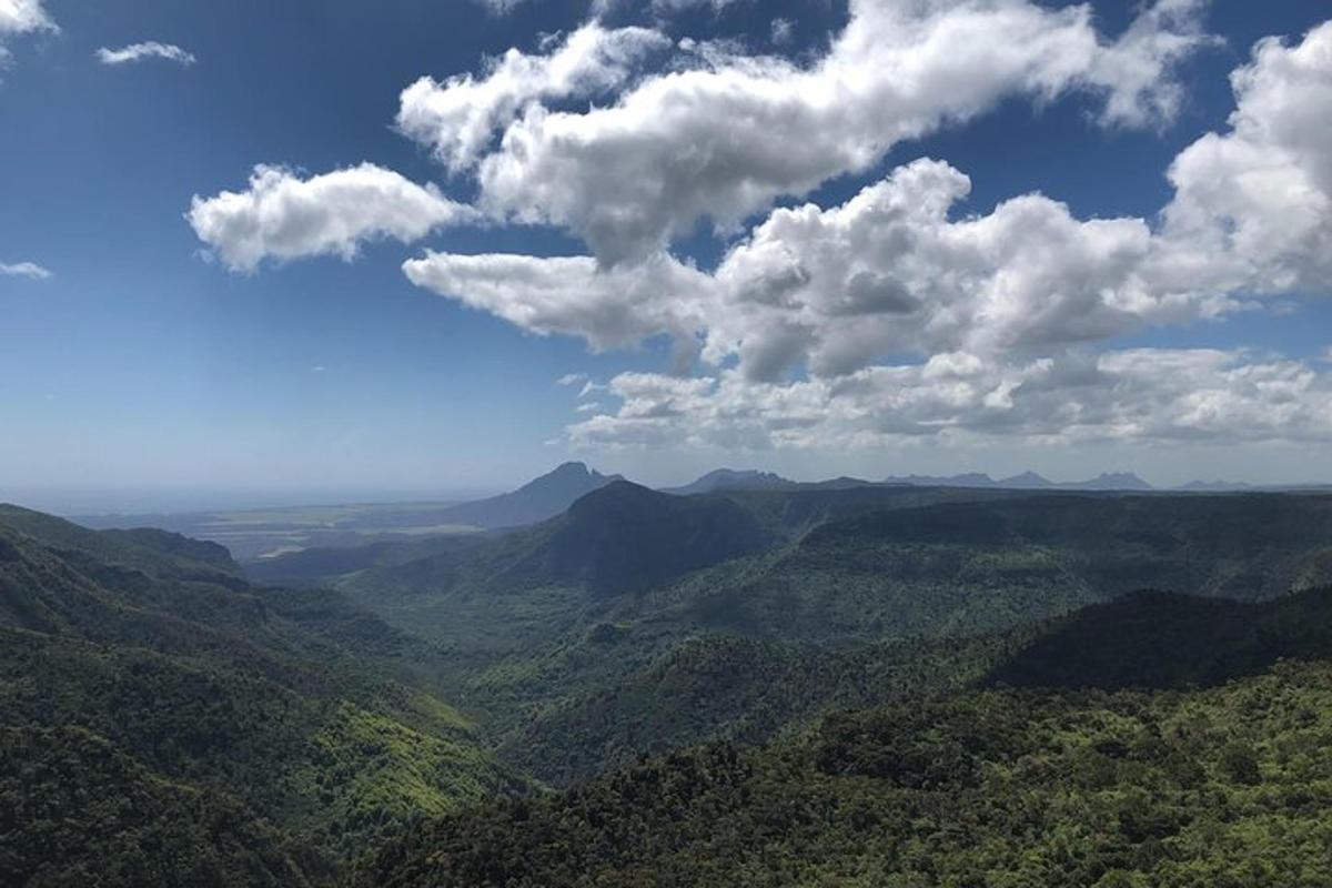 pemandangan lembah dengan pegunungan dan awan