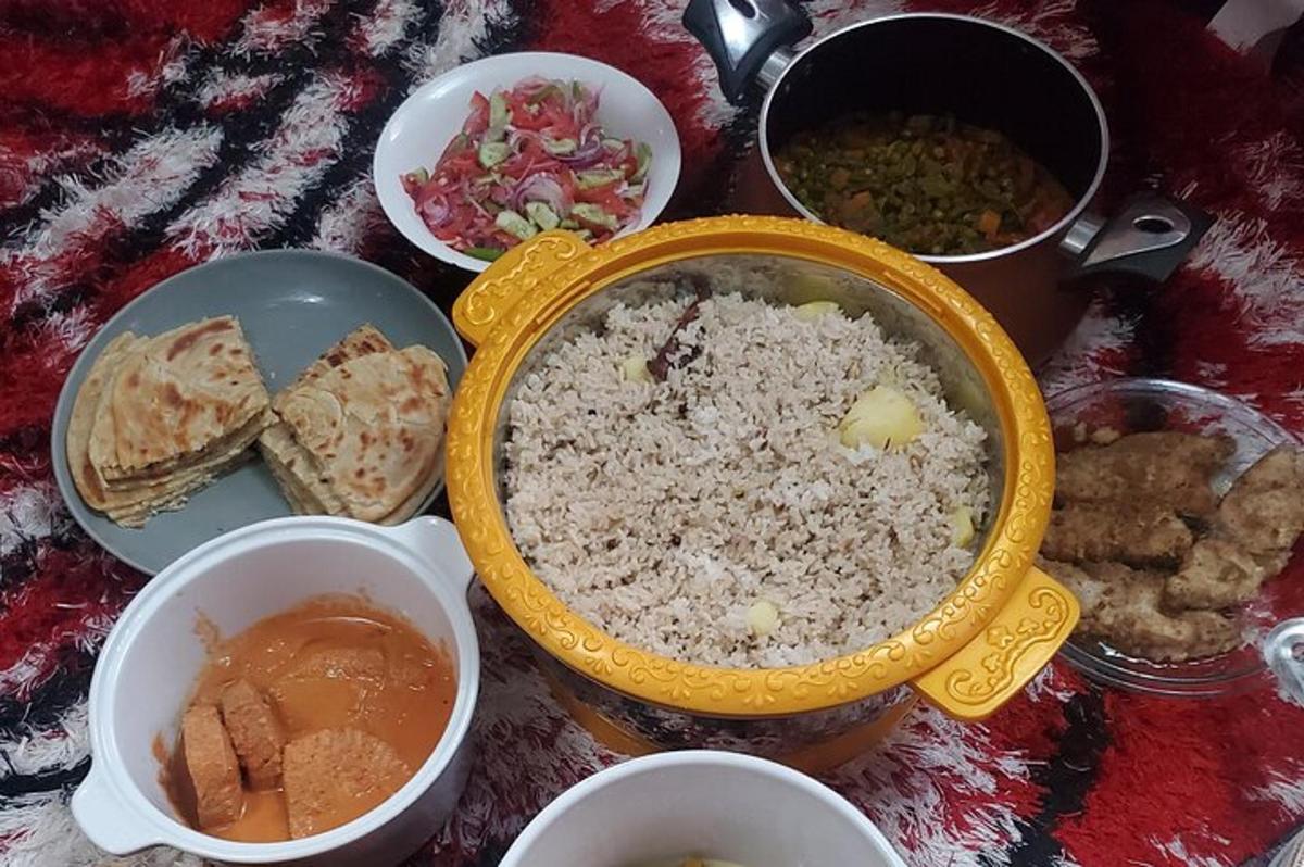 laud, millel on toidu- ja muude toiduainetega kausid
