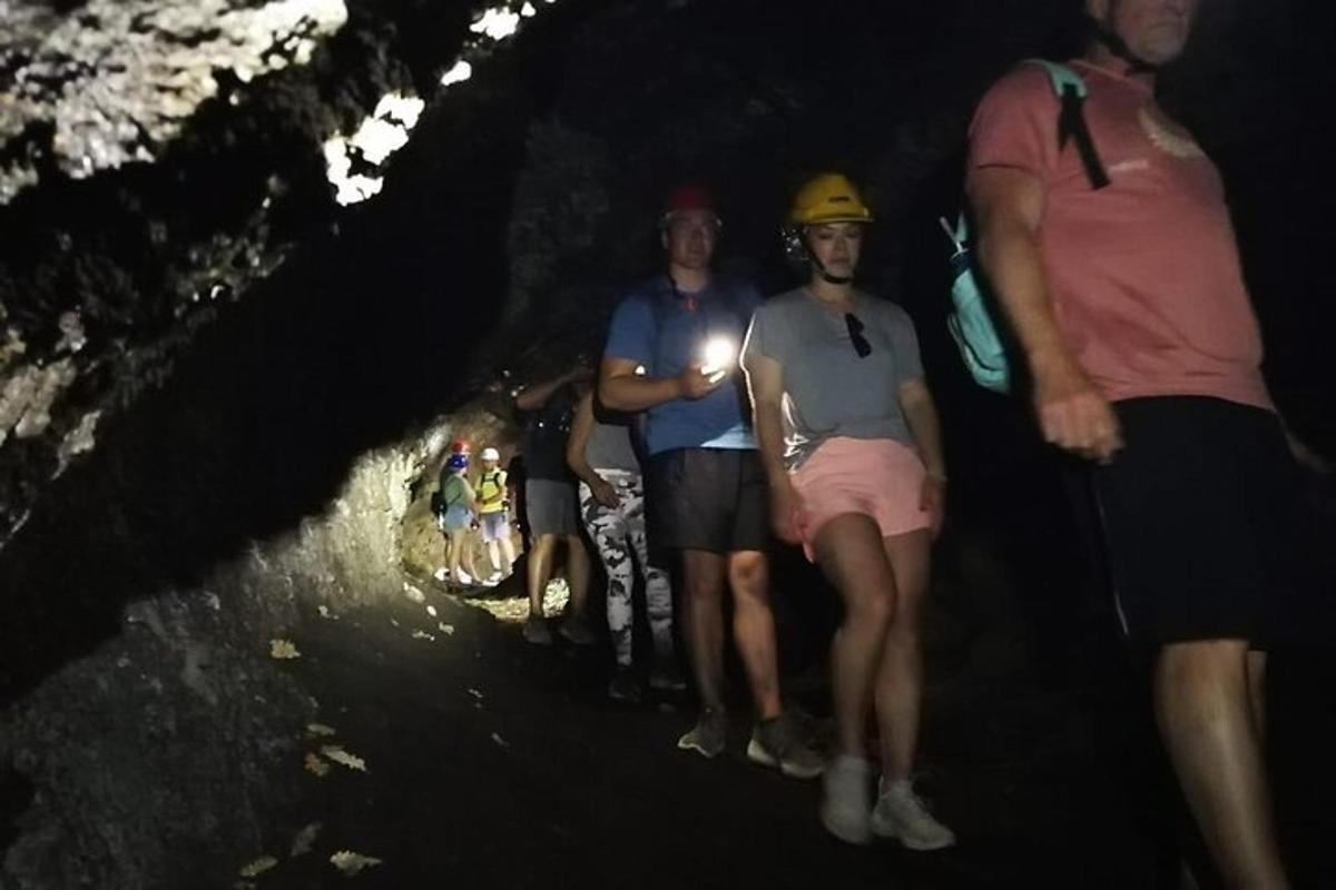 skupina lidí stojících v jeskyni