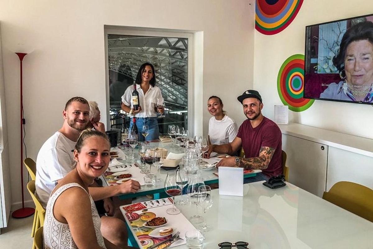 un grupo de personas sentadas alrededor de una mesa