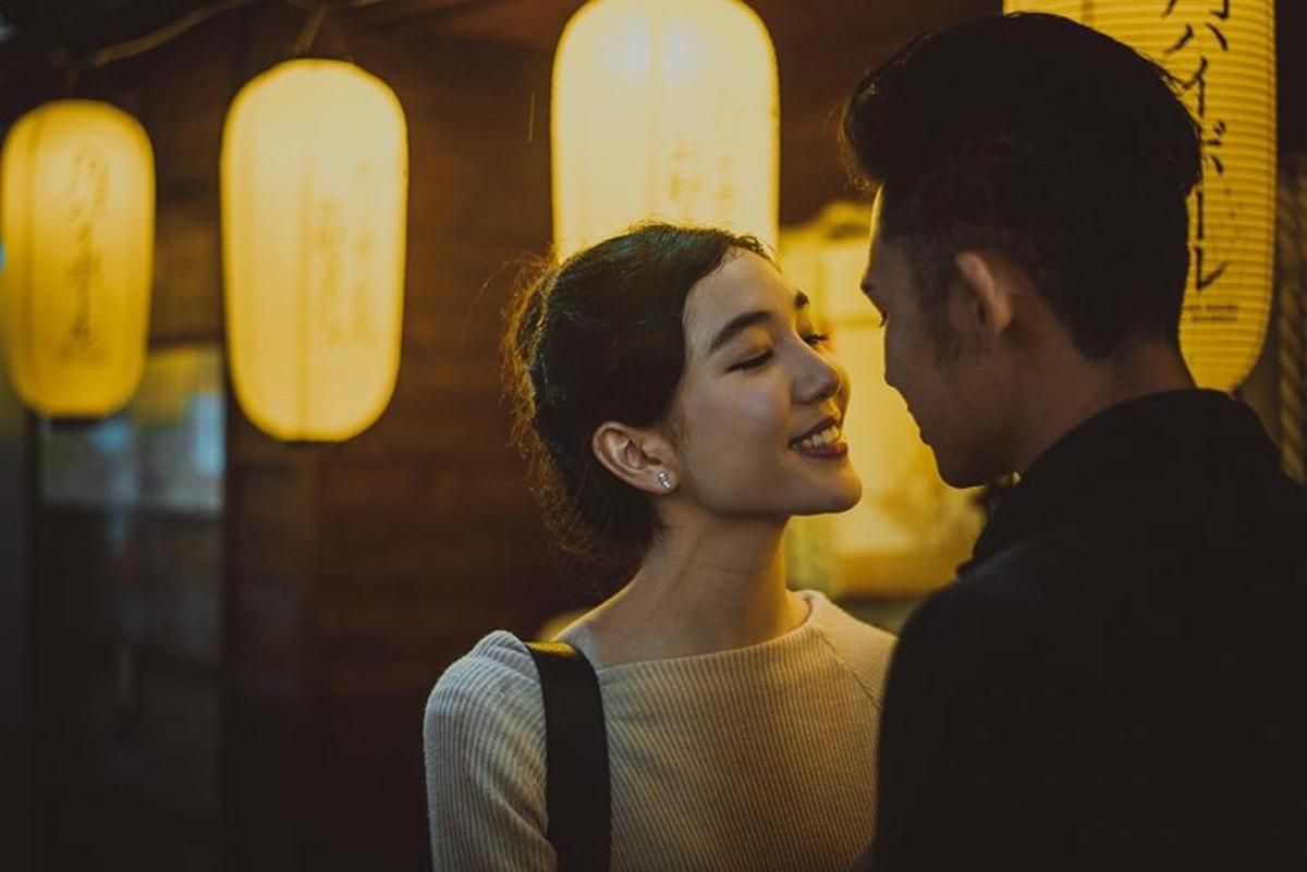 un uomo e una donna in piedi uno accanto all'altro
