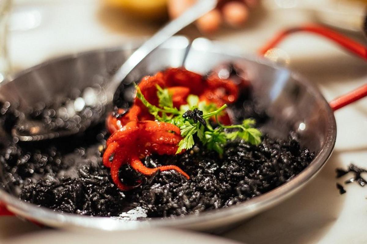 semangkuk makanan dengan ketam dan sayur-sayuran lain