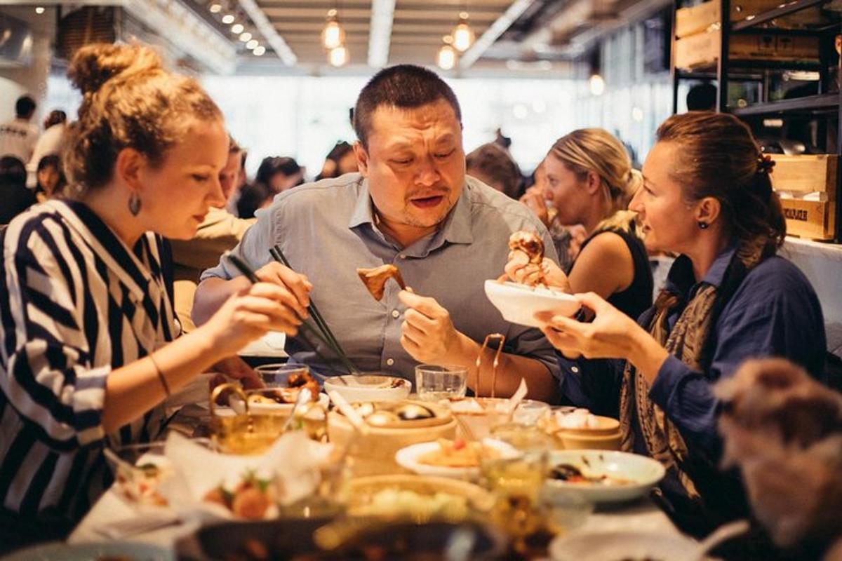 um grupo de pessoas sentadas à mesa comendo comida