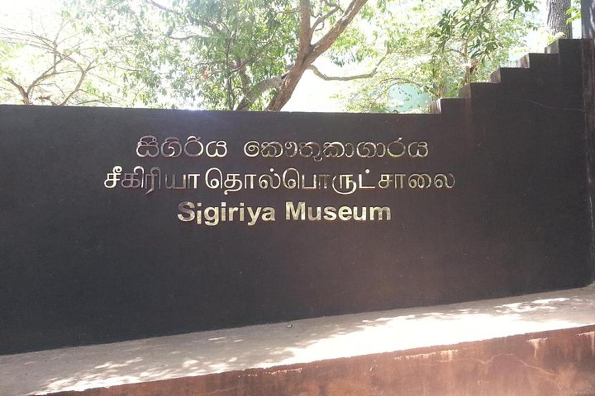 un cartello che dice "Museo di Sigiriya" su un muro