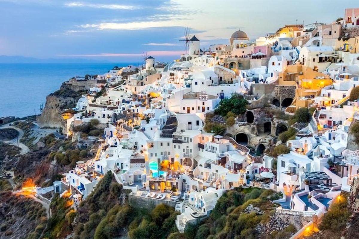 una vista aerea di un villaggio su una collina con l'oceano
