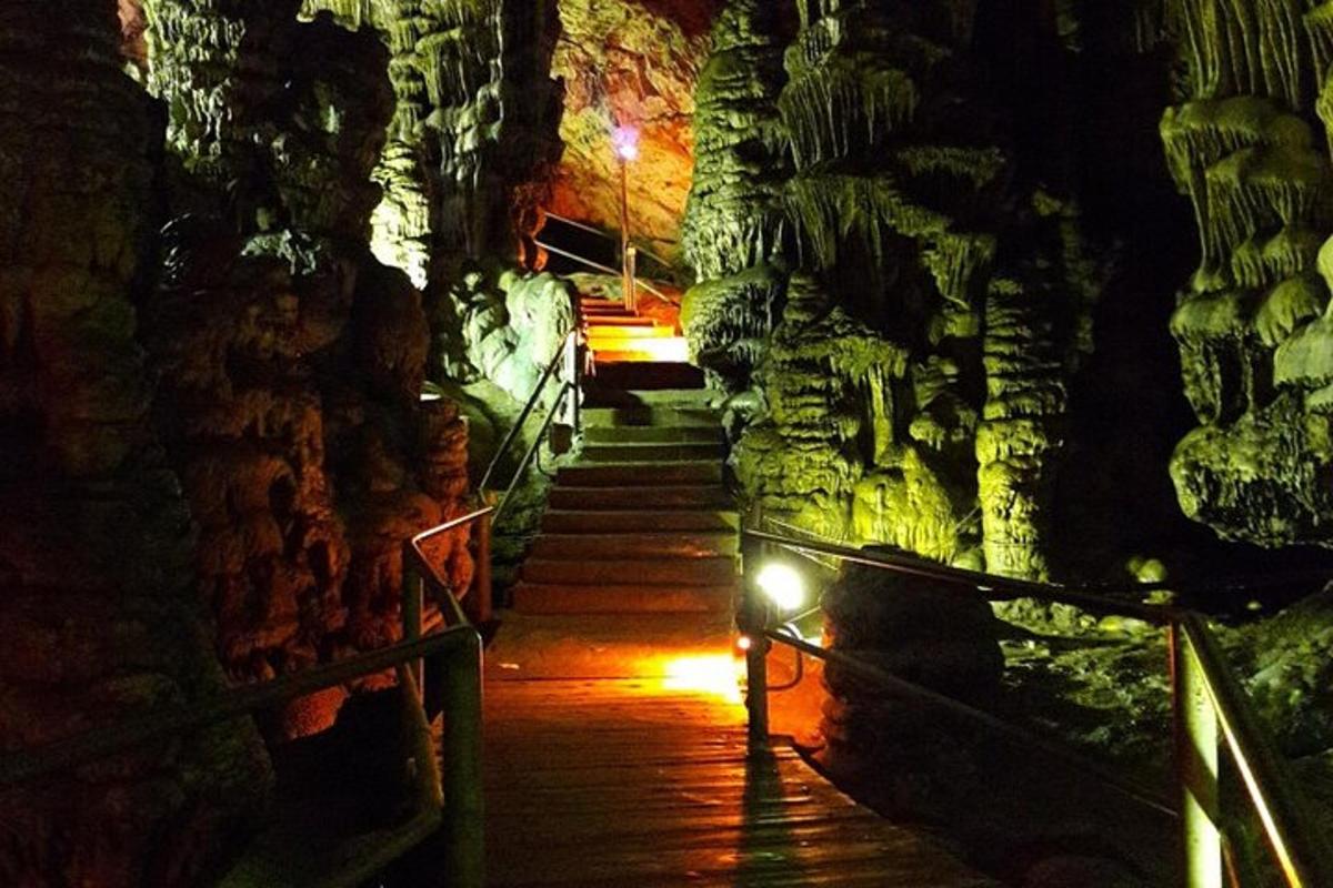 una scala che conduce a una grotta di notte