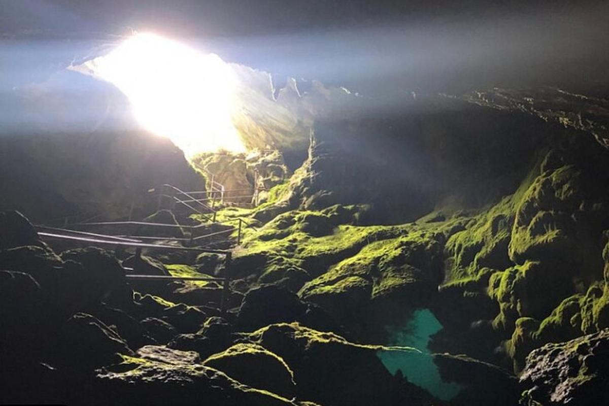 una vista dalla cima di una grotta con il sole che splende
