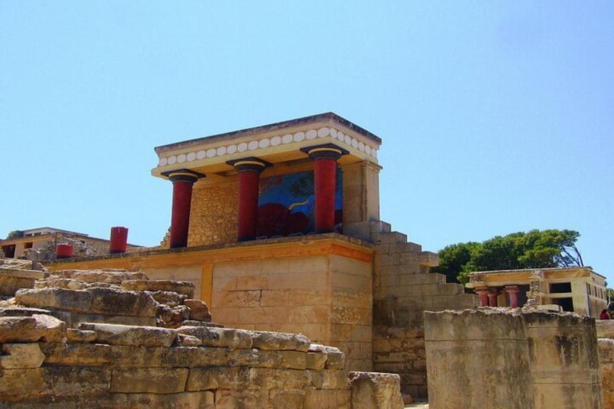 un edificio con colonne rosse in cima a un muro