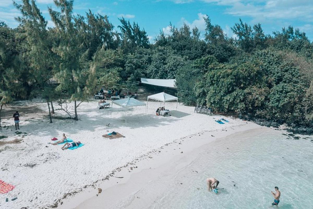 sekumpulan orang berbaring di pantai