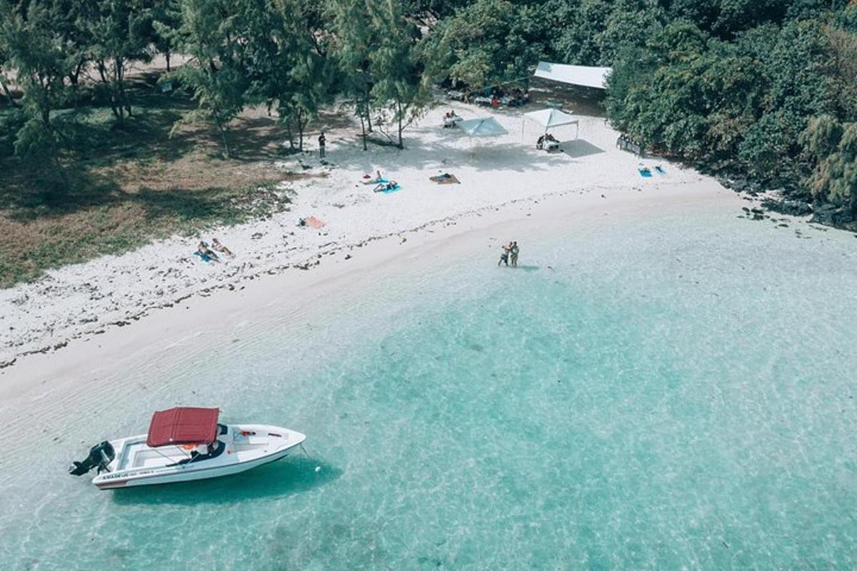 un barco en el agua junto a una playa