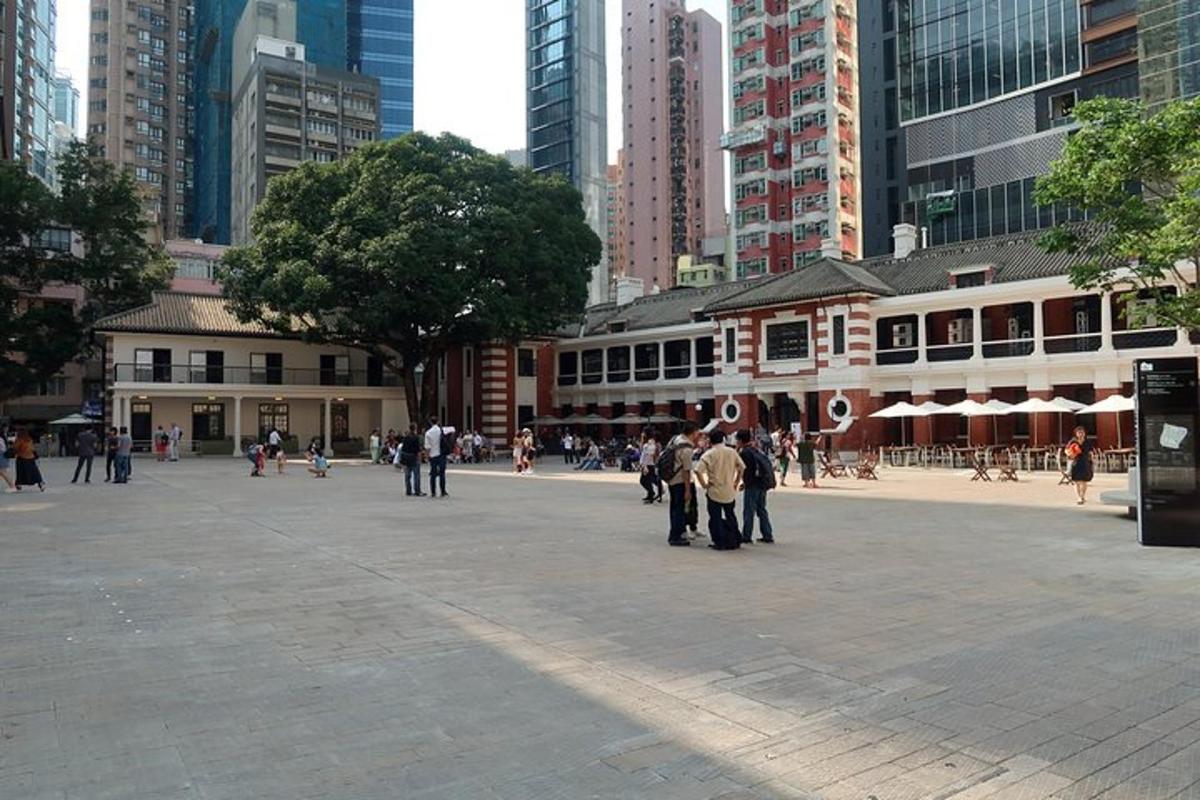 un gruppo di persone che camminano in una piazza di una città