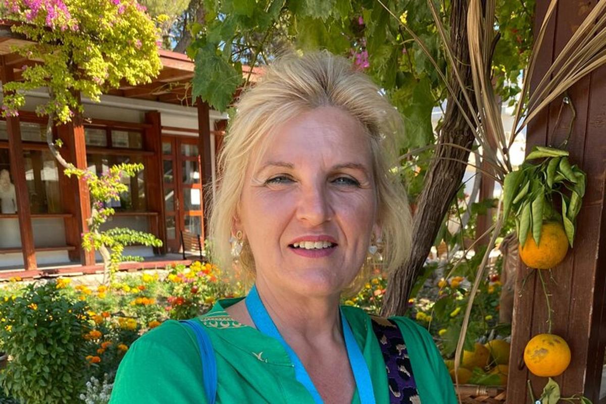 žena stojící před zahradou