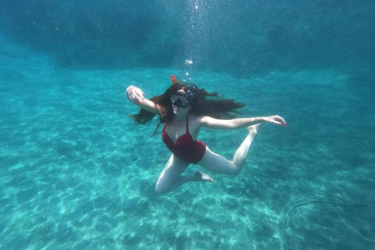 una donna in bikini rosso che nuota nell'acqua