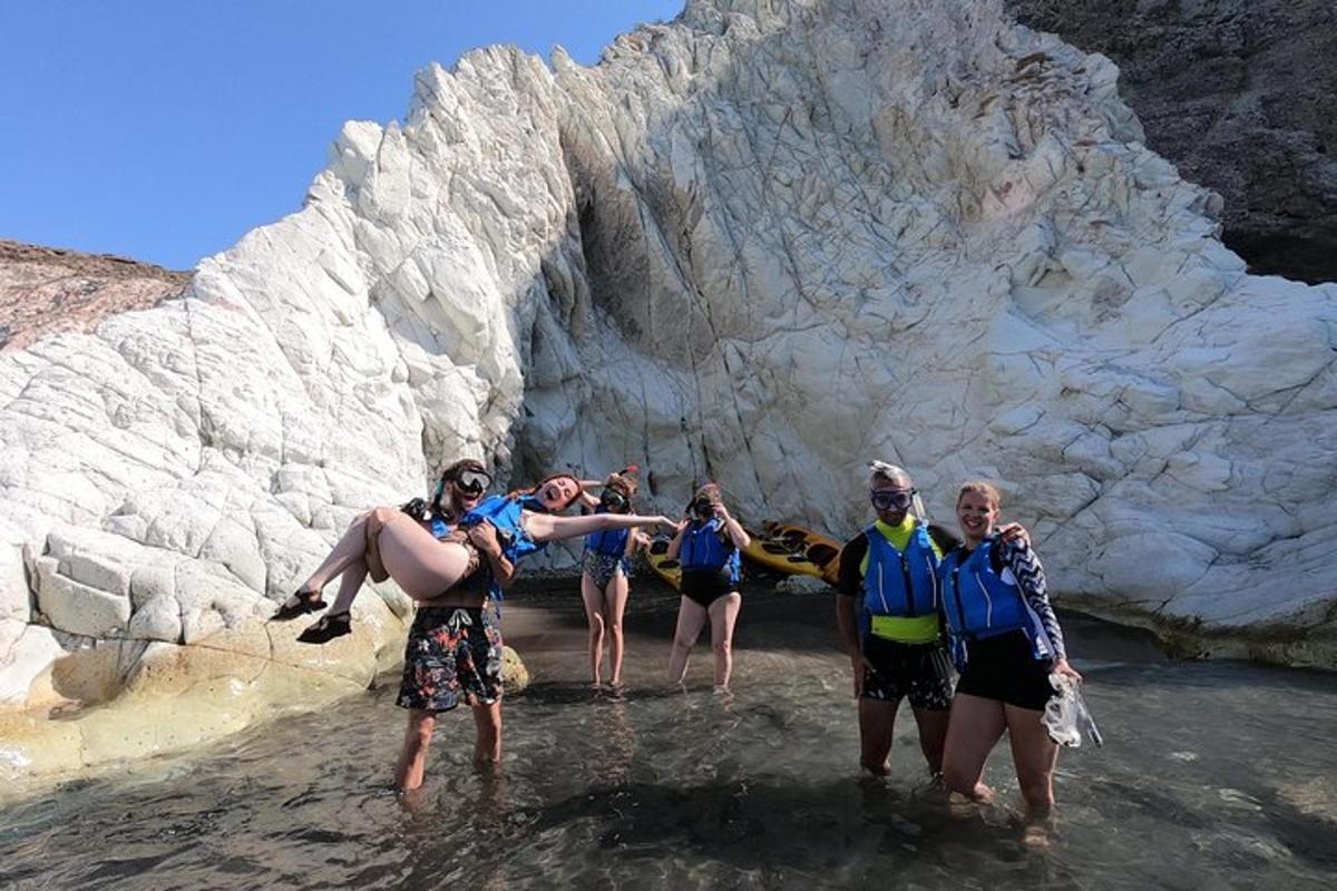 un gruppo di persone in piedi nell'acqua